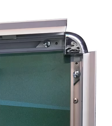 Panneaux A-Boards sur la chaussée avec des messages de distanciation sociale